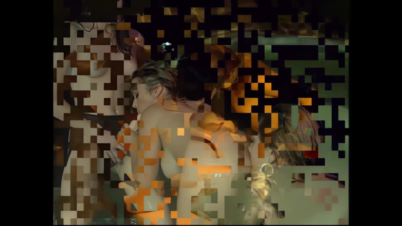 Wonderful Hot World X: バスタブでのストラップオンを使った驚異的なレズビアン3P