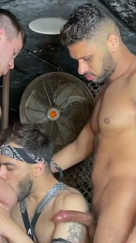 Uno spagnolo davvero etero accetta di farsi scopare nel culo senza preservativo da un ragazzo spagnolo gay, in una stanza sul retro