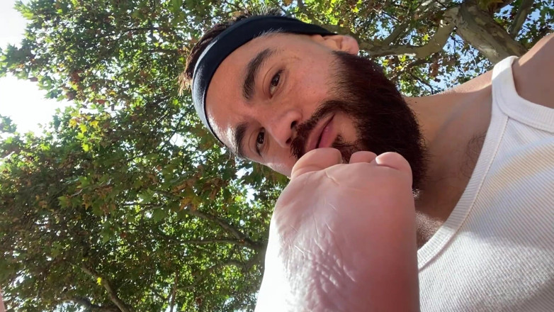 The Bearded Master: Fußfetisch &amp; Pisse auf der Straße.