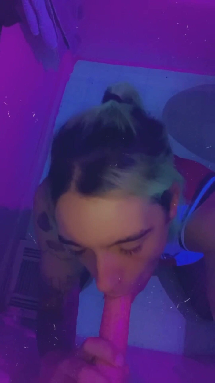 CarmenMelatonin: Amigo kız partide oynamayı seviyor