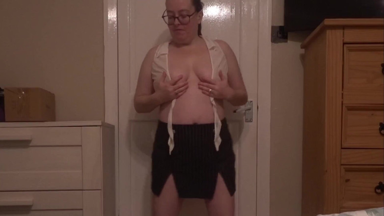 Littlevixen: Secretária sexy tirando a roupa