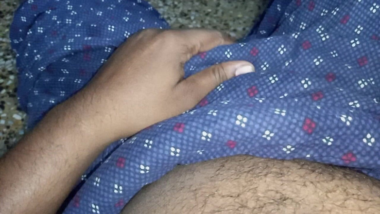 Sweet Indian cock: Indisk gay pojke suger och slickar bröst