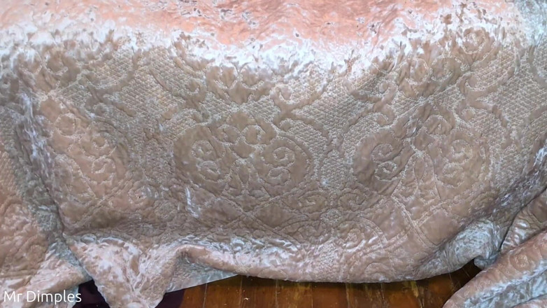 Mr Dimples: In mostra i miei calzini e suole!