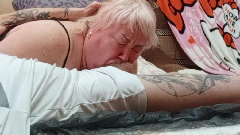 Zona901: flickvän fingrar och ger avsugning med sperma i munnen