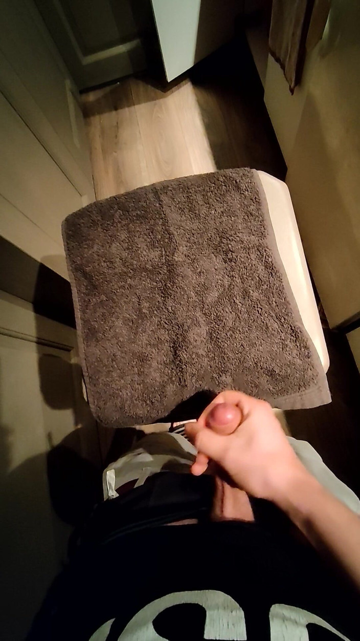 LcDream: Liten kuk kommer på barstol i kondom