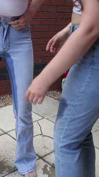 Lesbijki całowanie i dżinsy wetting W Rosa i Carrie