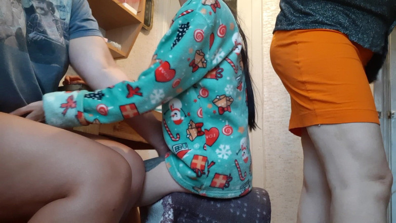 Lesbian-candys: 彼女と私はキッチンでお互いにマスターベーションをしている間に、家政婦が朝食の準備をしている