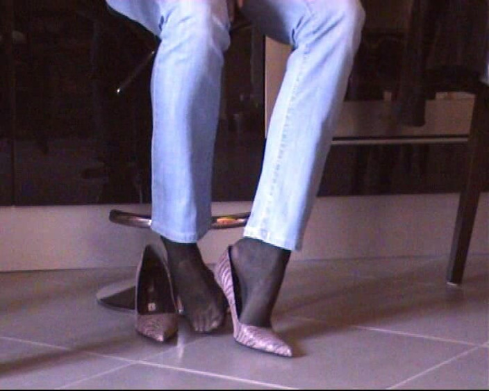 Nyllady: Joc cu pantofi în ciorapi negri și pompe roz