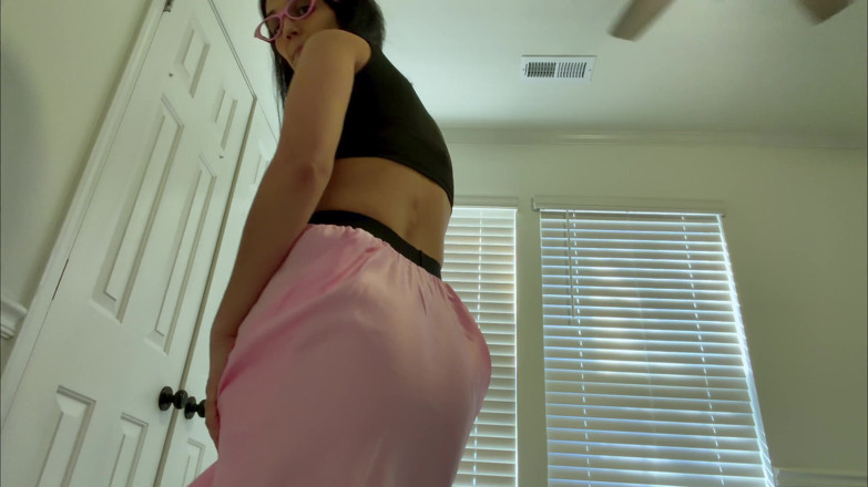 Kink in Time: Devyn's Sultry '50s Giantess Fantasy 4K POV Tiny Thrills Awaits!