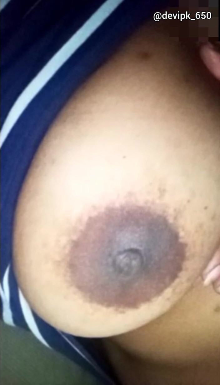 Devi Priya: 午夜胸部在床上表演