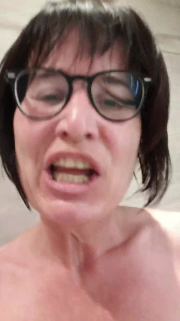 JulieEroticDress: Muncrat di kamar mandi wellness