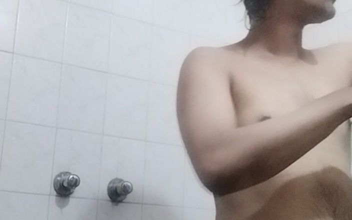 Nudycock: लंड स्नान