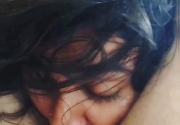 Sex bird: La ragazza indù ama succhiare il musulmano