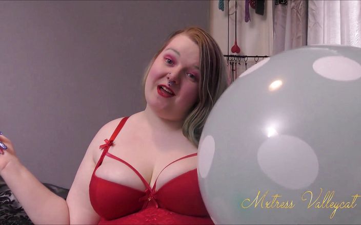 Mxtress Valleycat: The balloon gets to go under my arse - you don&amp;#039;t