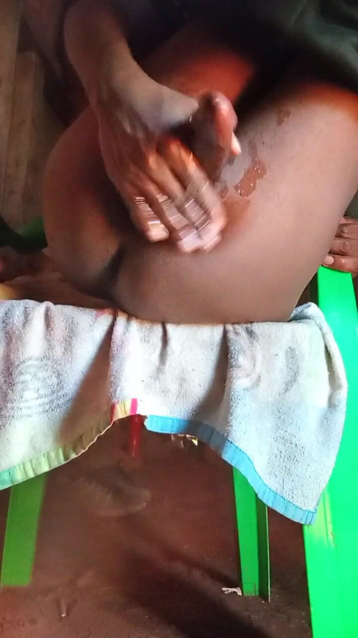 Sexyjayla254: Melancap solo sweet buatan sendiri dan pancut pada pantat berminyak...