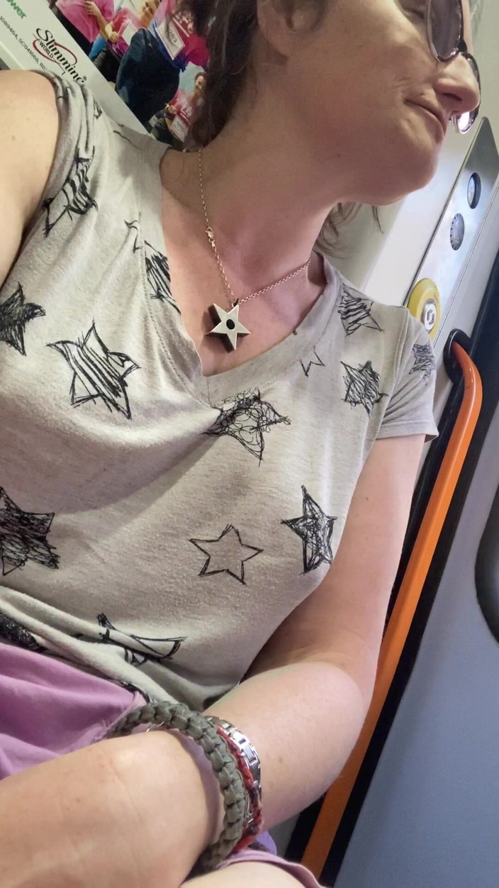 MistressWriggler: चूत और प्यूब परिवहन में खेलते हैं, मेरी उंगलियों से जोरदार गंध आती है!