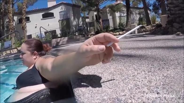 BBW Pleasures: Röker i poolen