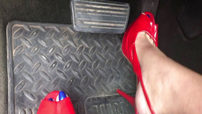 Solo Austria: सेक्सी लाल ऊँची एड़ी के जूते में चोदने लायक मम्मी megan की पैडल पंपिंग