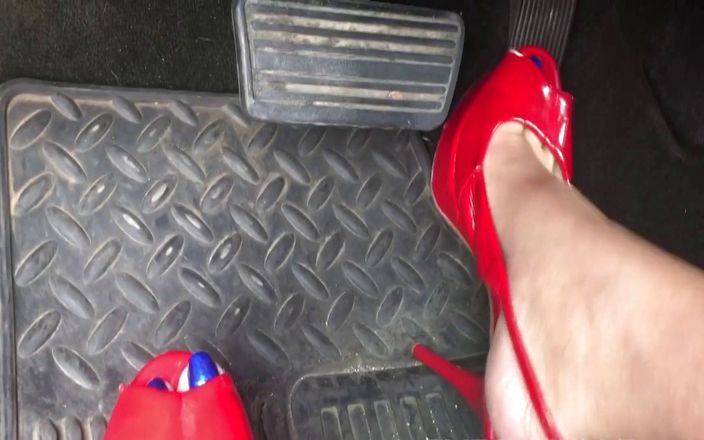 Solo Austria: MILF Megans pedalpumpen in sexy roten high heels