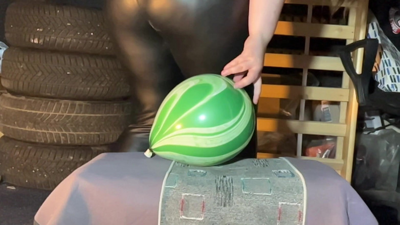 BeachBallsDuo: ¡Pequeños globos halagados bajo nuestros cuerpos pesados!