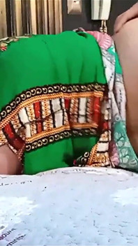 Il nipote di zia Indu fa sesso con lei quando la matrigna se ne è andata di casa.