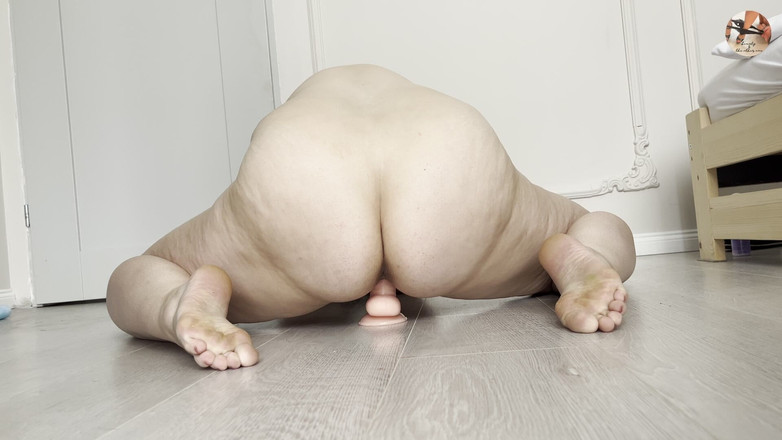 beauty_and_the_other_one: Sam w domu prawdziwy amator milf jazda dildo