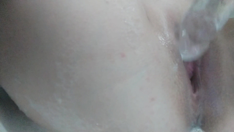 Sexy Katti: Mă fut cu un vibrator imens în baie