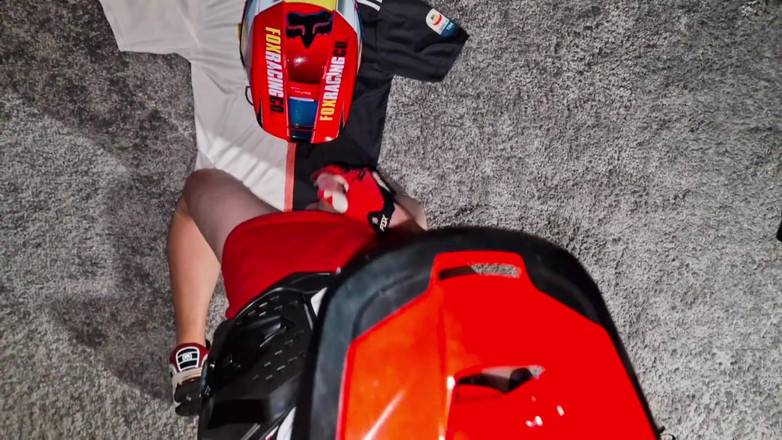 Sneakersmax98: Mxhelmet si biker bugil lagi asik muasin memeknya pakai biker...