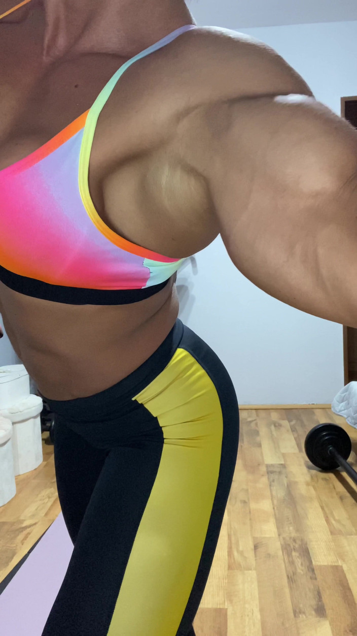 Alesyamuscledoll: Flexează-te și sare