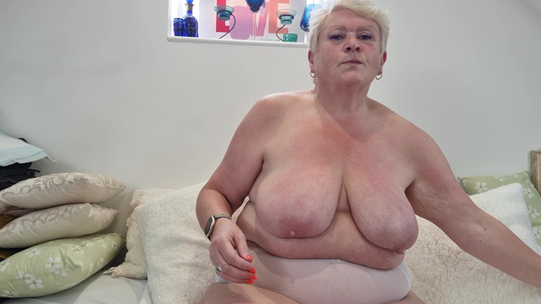 Uk Joolz: Belly &amp; Boobs