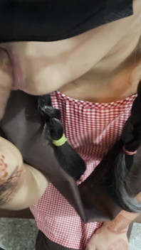 Učitel školy políbil Kari Desi Teen, když selhal