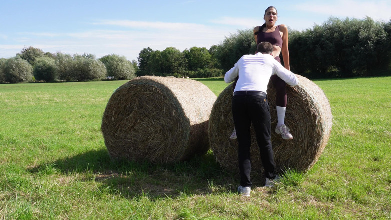 W33D PORN: The Pakistani Jogger Wanted to Be Used Behind the Hay...