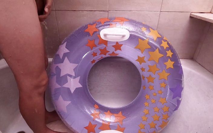 Inflatable Lovers: Bagno con anello da bagno gonfiabile