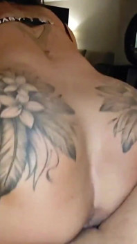 Danaxmuscles fait une gorge profonde incroyable.
