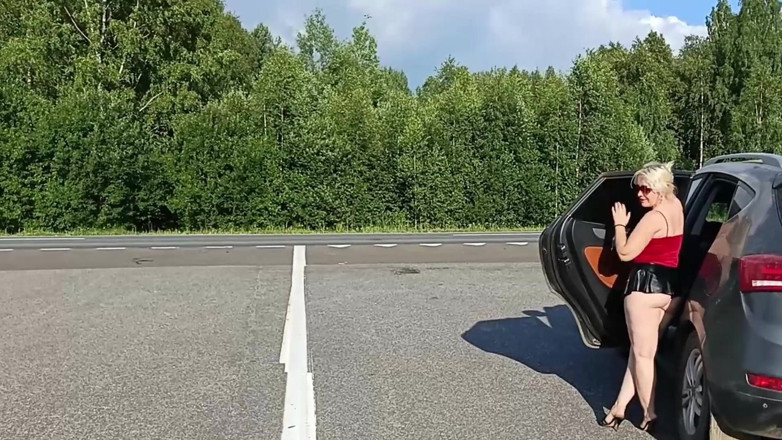 RedRoseRus: They Tease Drivers on the Highway