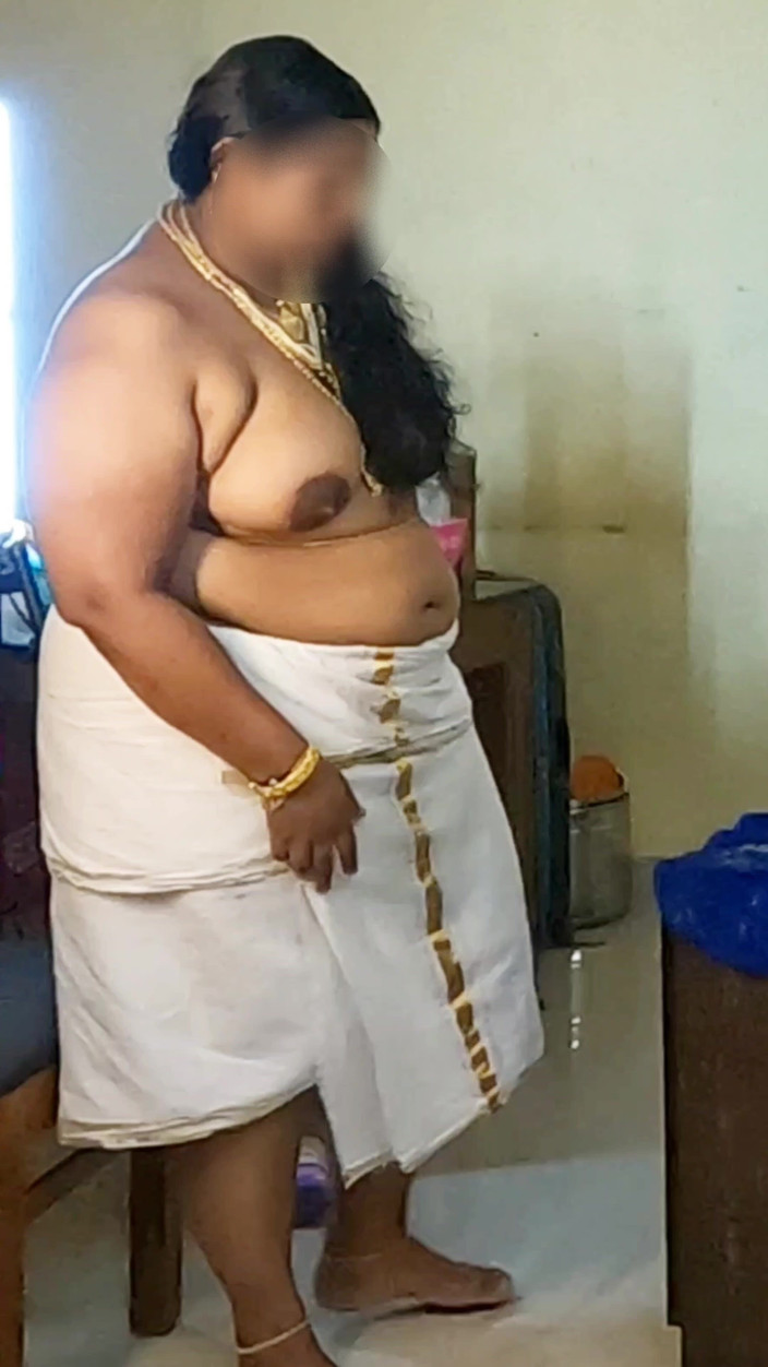 Anne Ipe: Ragazza indiana in abito tradizionale, servizio fotografico topless in gioielli