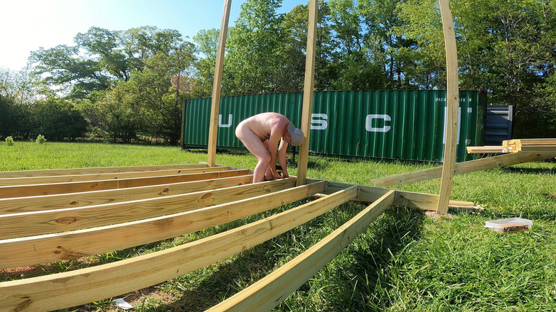 Jon Screcrow: Pembinaan Bogel Atas Hartanah