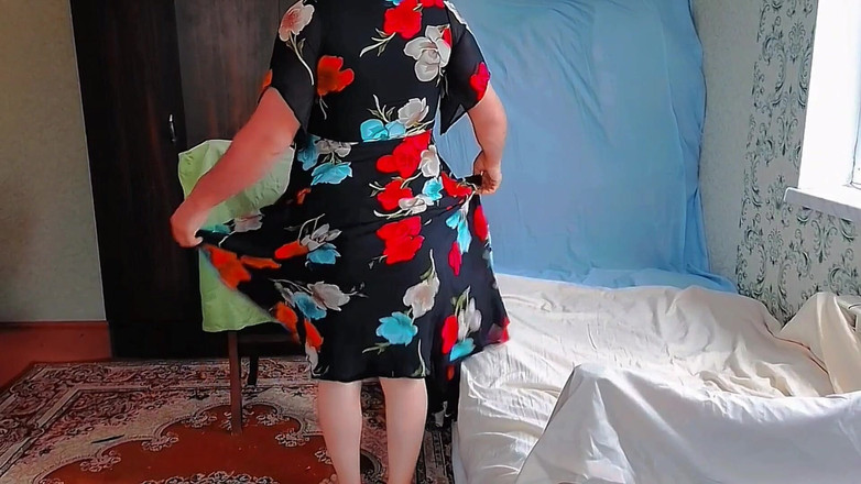 Kitty_Cross: Чудовий транссексуал грайливо тримає повітряну кульку у формі серця