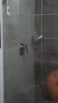 Bela morena brinca com a buceta no chuveiro até gozar