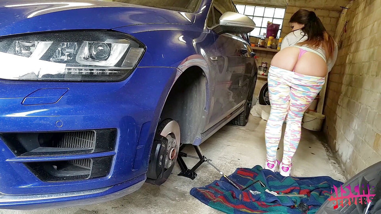 Aische Pervers: Gelukkige kerel helpt een rondborstige milf rond haar auto