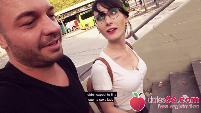 Dates66: Naughty! Drobna coed Lou Nesbit uderzył! (angielski)
