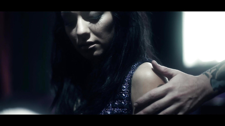 Onlyvids: 热辣的婊子喜欢在大鸡巴上弹跳她紧致的屁股