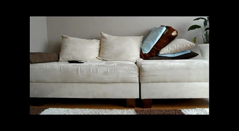 Foot Girls: Faul, baumelt auf der couch