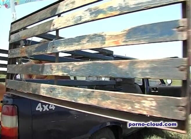 Porno Cloud: Sexo al aire libre en el pueblo