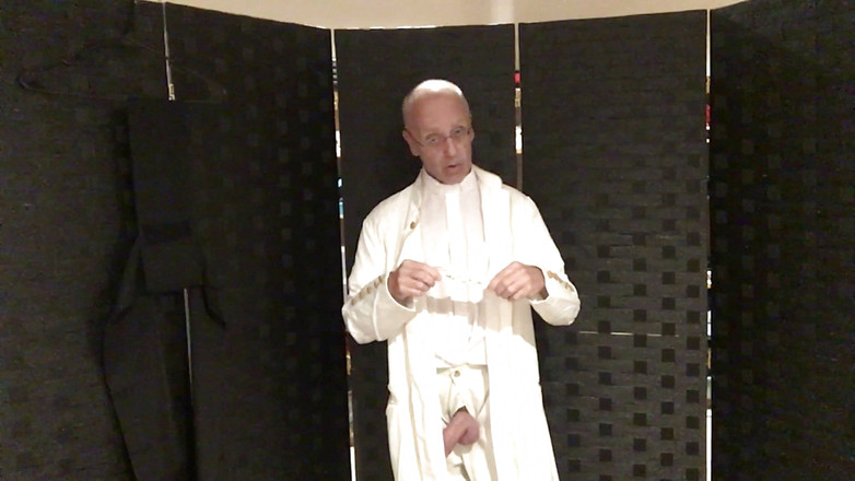 DocRough: Tanya paderi saya di bawah jubah saya