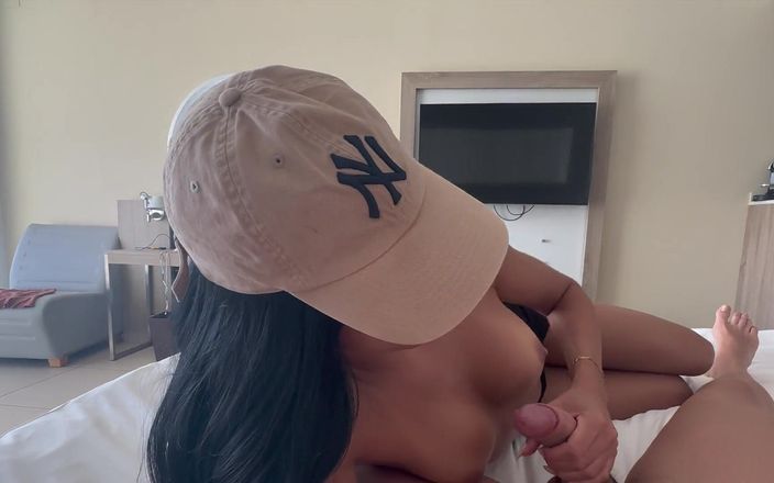 Who is Lilly: 欲火中烧的已婚邻居在我紧身比基尼的电梯里把我拐了出去 - 谁是lilly