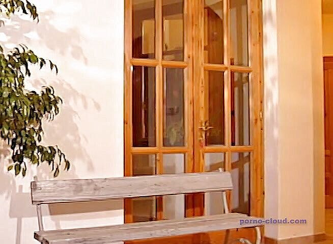 Porno Cloud: Dua gadis seksi untuk pria bisnis