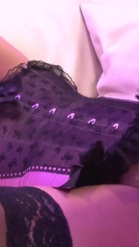 Vnadná zrzavá teenagerka má všechny díry naplněné náhodnými velkými ptáky