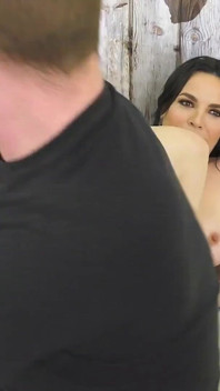 Vysoká velká prsa MILF Dana Dearmond dává footjob a deepthroat před hardcore živě