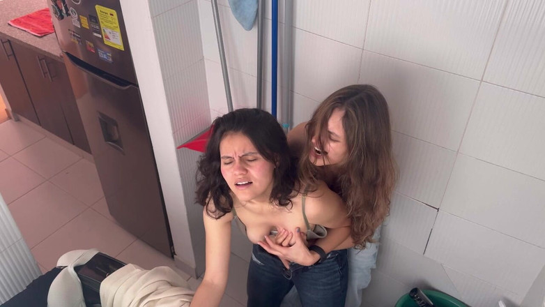 scarlettandc: Lesbian Bercinta Di Ruang Pakaian